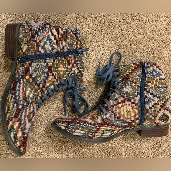 RESTRICTED • Quilted boots - Picture 9 of 9